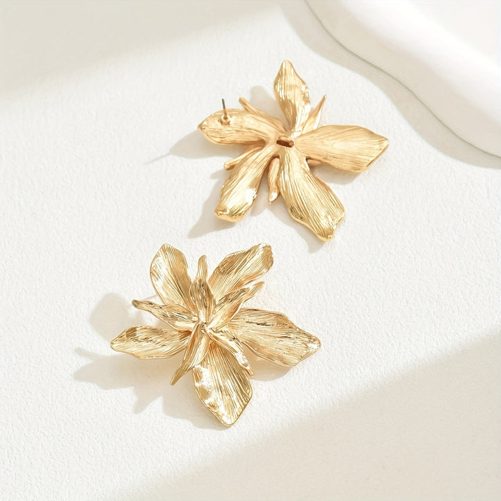 Lana | Goldene florale Tropfenohrringe