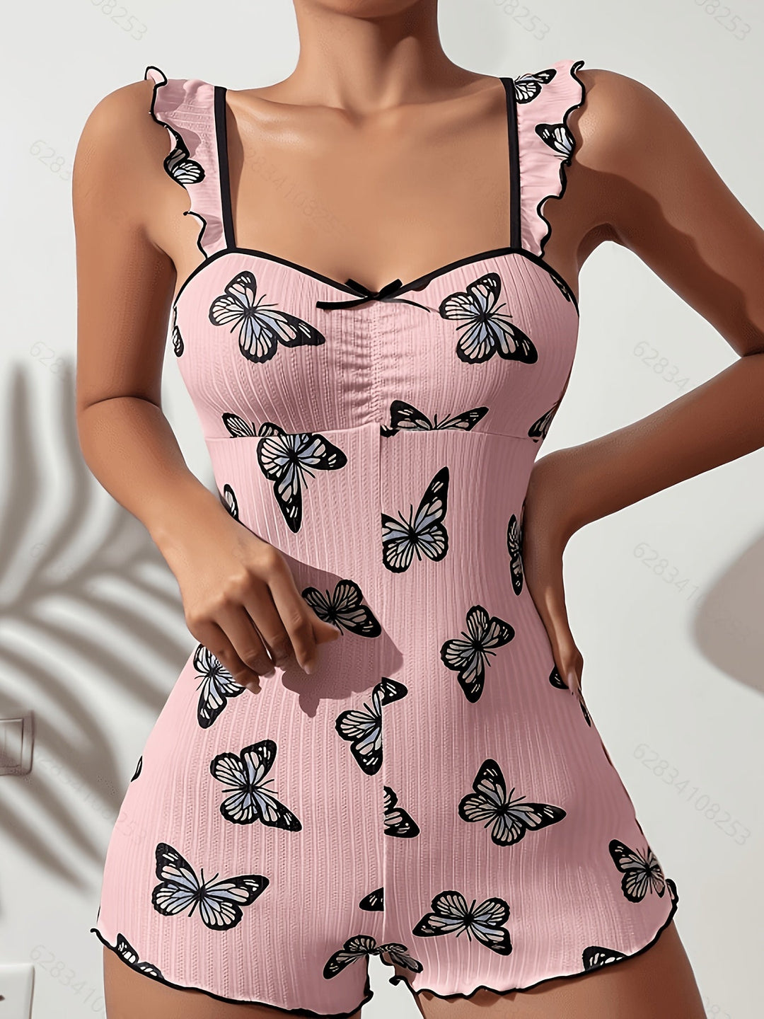 Gerippter Pyjama-Overall mit Schmetterlings-Print, Rüschenträgern und Wellensaum
