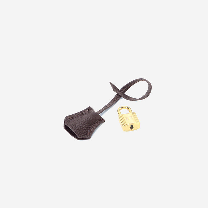New Birk-Handtasche aus Narbenleder mit Kroko-Klappe und goldfarbenem Drehverschluss