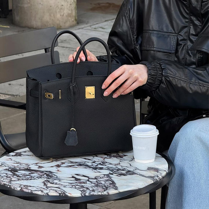 Birk-Handtasche aus Togo-Narbenleder mit Drehverschluss und Rollhenkeln
