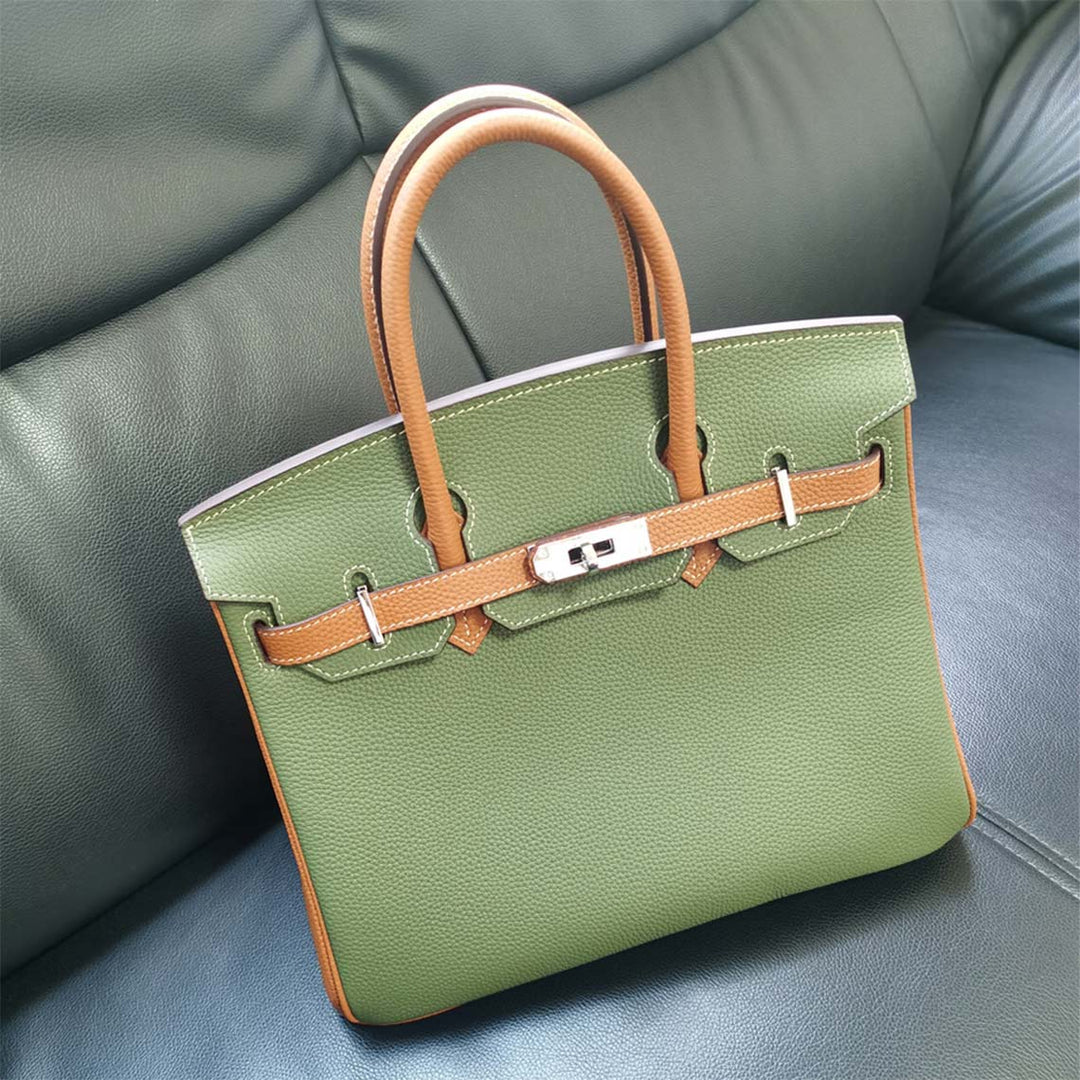 Birk-Handtasche aus Togo-Narbenleder mit Drehverschluss und Rollhenkeln