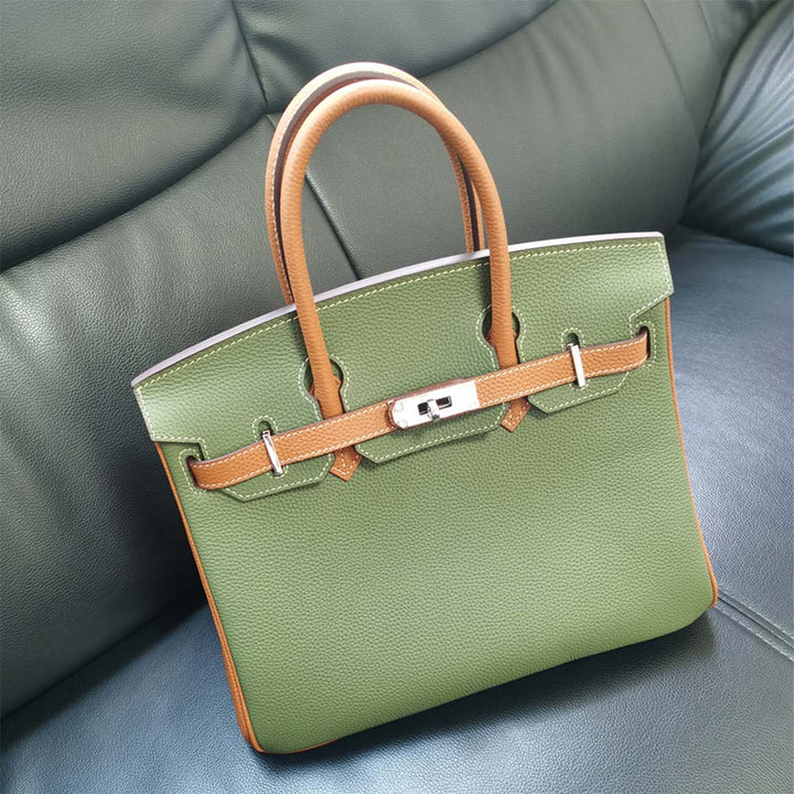 Birk-Handtasche aus Togo-Narbenleder mit Drehverschluss und Rollhenkeln