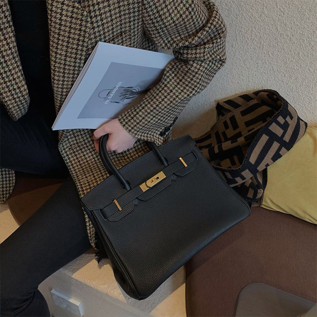 Birk-Handtasche aus Togo-Narbenleder mit goldenen Beschlägen und Drehverschluss