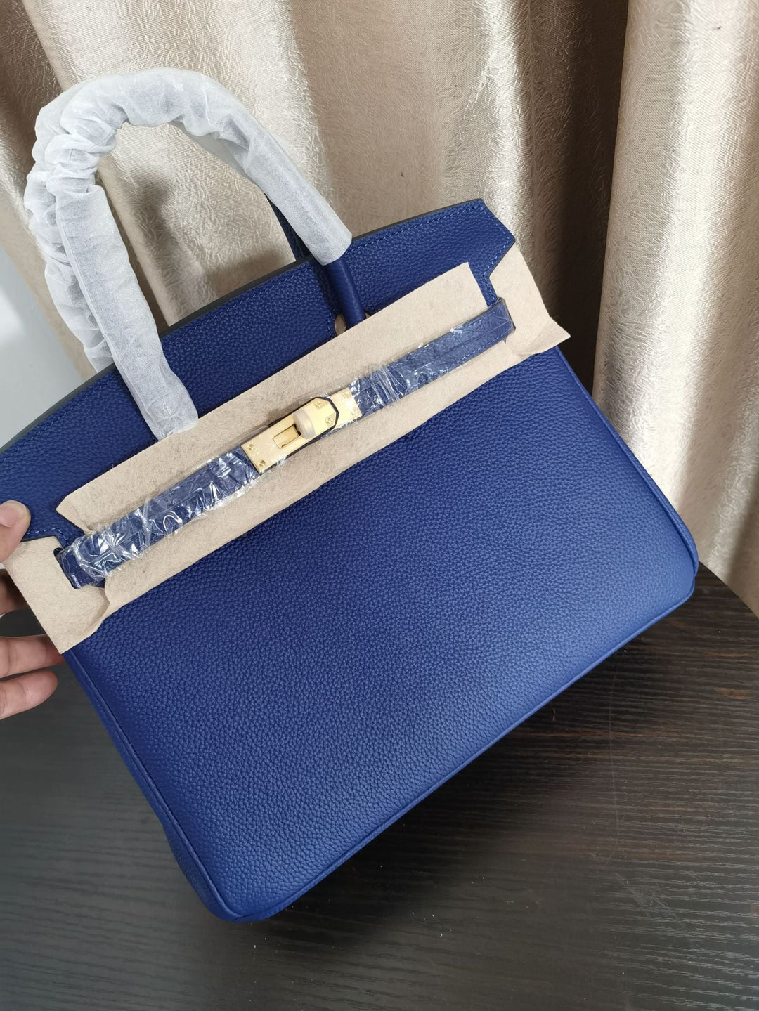 Birk-Handtasche aus Togo-Narbenleder mit goldenen Beschlägen und Drehverschluss