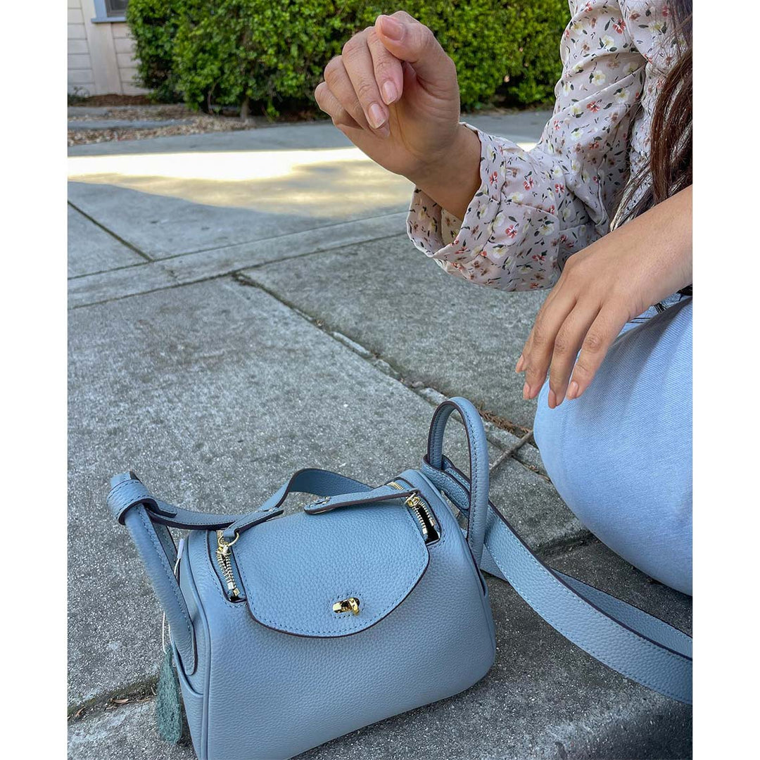 Lindi Tasche aus Narbenleder mit Henkeln und goldenen Beschlägen