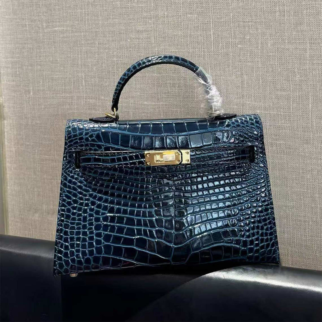 Mini Kylie-Handtasche aus Leder mit Kroko-Prägung und goldfarbenen Beschlägen