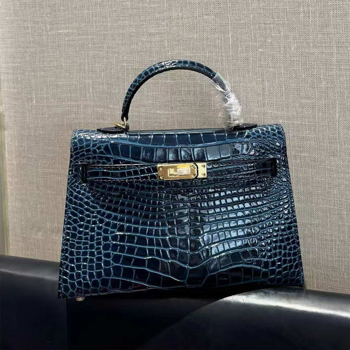 Mini Kylie-Handtasche aus Leder mit Kroko-Prägung und goldfarbenen Beschlägen