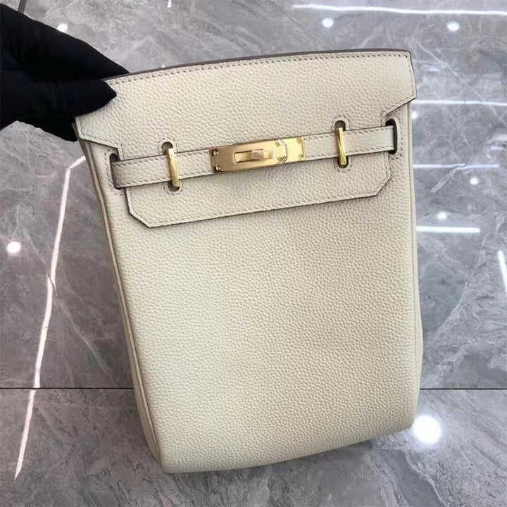 Unisex Umhänge-Rucksack aus genarbtem Narbenleder mit silbernem Drehverschluss