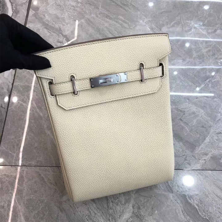 Unisex Umhänge-Rucksack aus genarbtem Narbenleder mit silbernem Drehverschluss