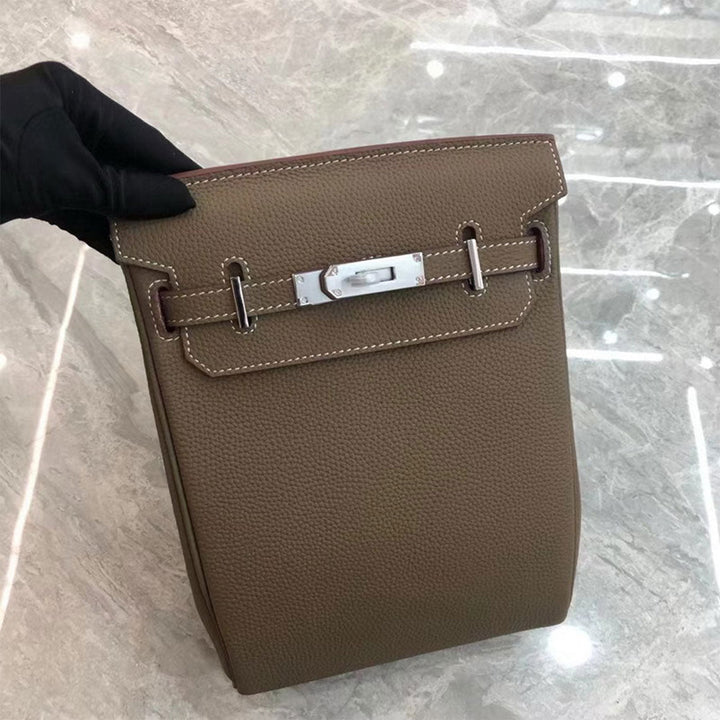 Unisex Umhänge-Rucksack aus genarbtem Narbenleder mit silbernem Drehverschluss