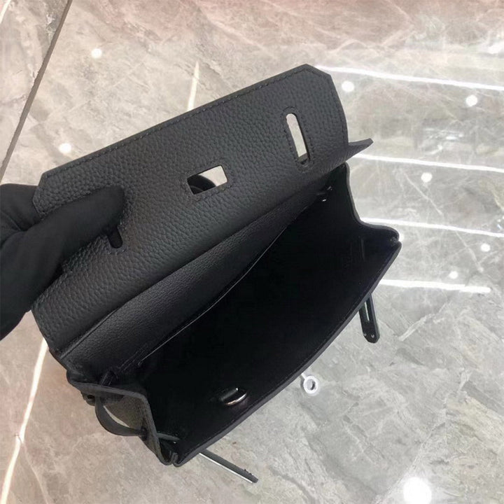 Unisex Umhänge-Rucksack aus genarbtem Narbenleder mit silbernem Drehverschluss