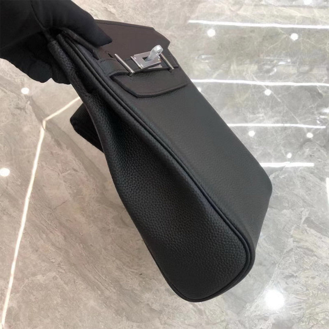 Unisex Umhänge-Rucksack aus genarbtem Narbenleder mit silbernem Drehverschluss