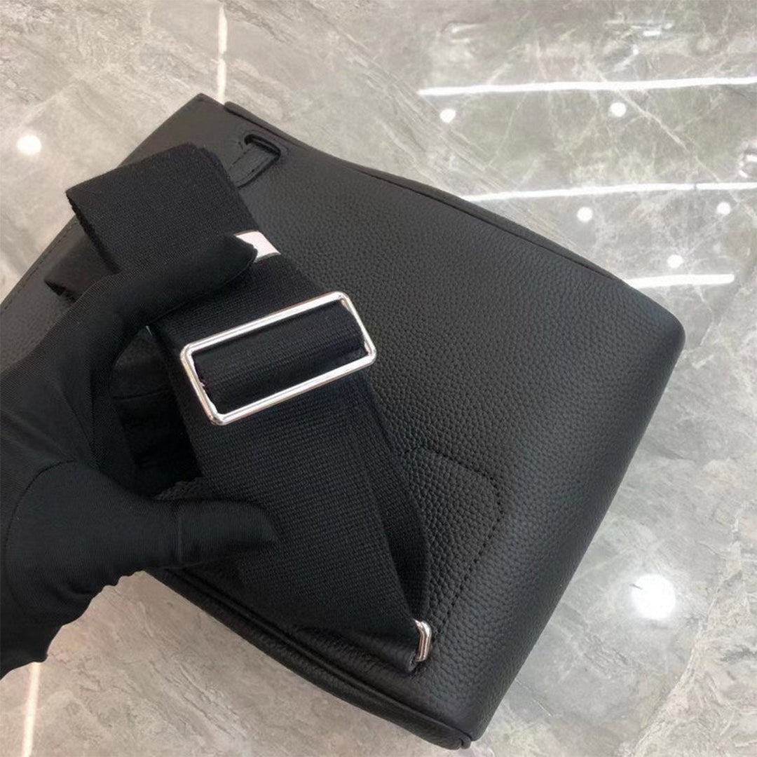 Unisex Umhänge-Rucksack aus genarbtem Narbenleder mit silbernem Drehverschluss