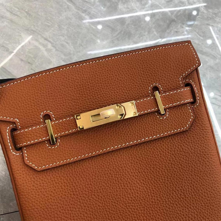 Unisex Umhänge-Rucksack aus genarbtem Narbenleder mit silbernem Drehverschluss