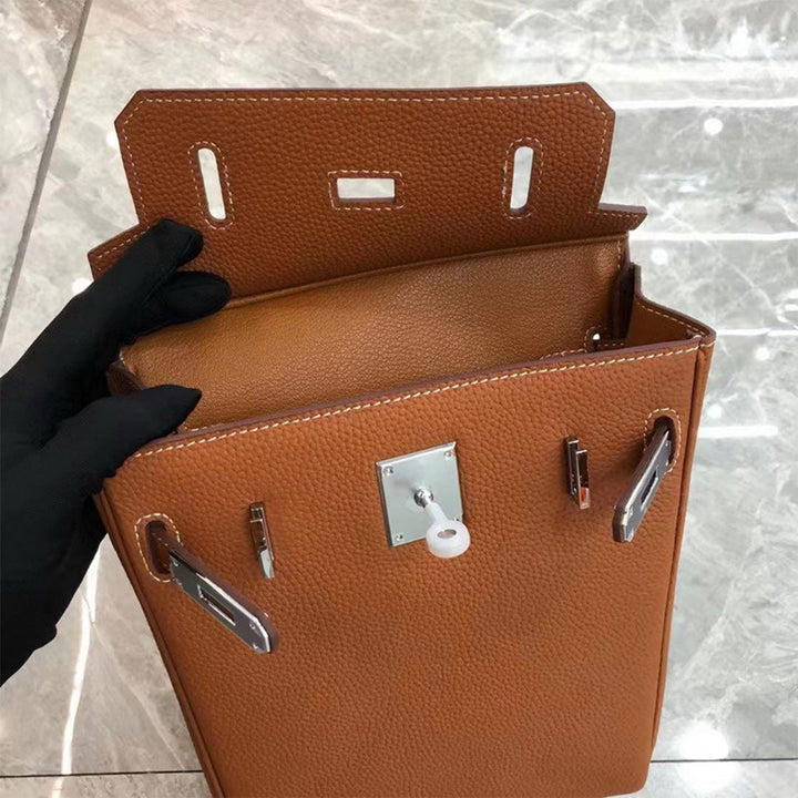 Unisex Umhänge-Rucksack aus genarbtem Narbenleder mit silbernem Drehverschluss