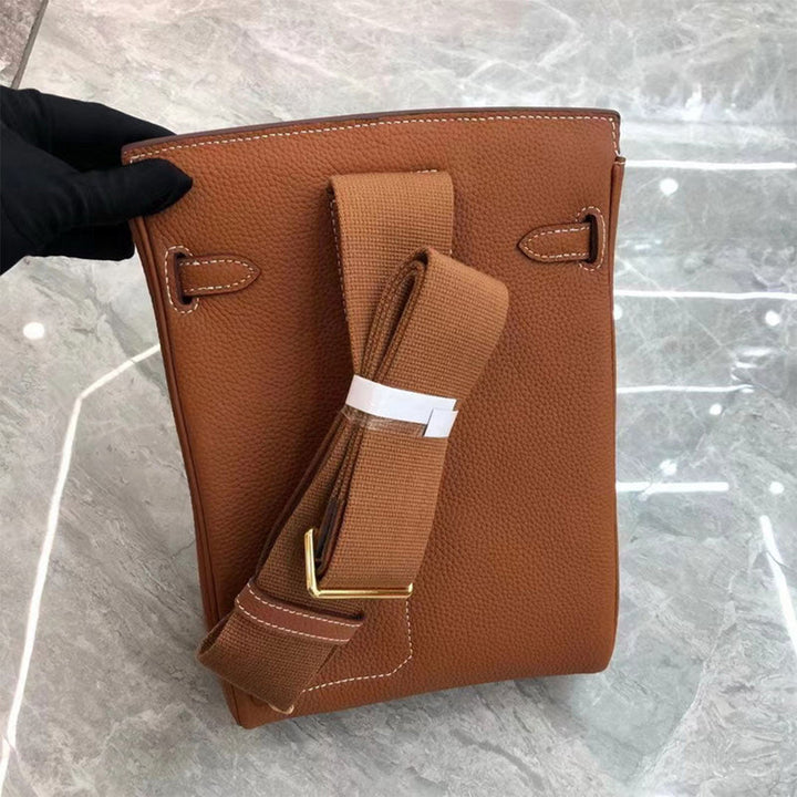 Unisex Umhänge-Rucksack aus genarbtem Narbenleder mit silbernem Drehverschluss