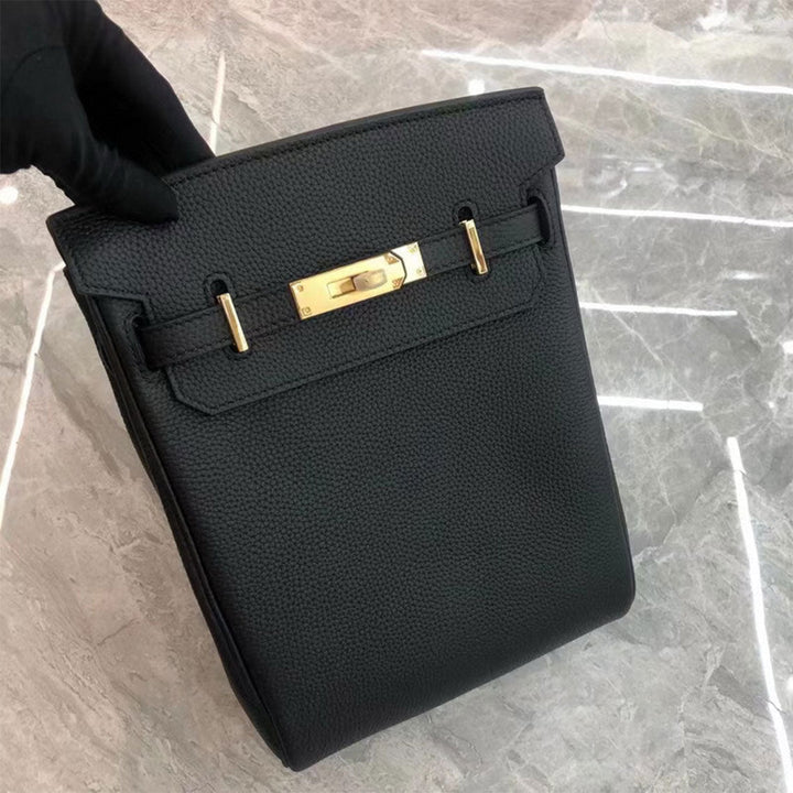 Unisex Umhänge-Rucksack aus genarbtem Narbenleder mit silbernem Drehverschluss