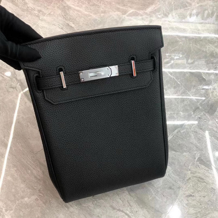 Unisex Umhänge-Rucksack aus genarbtem Narbenleder mit silbernem Drehverschluss