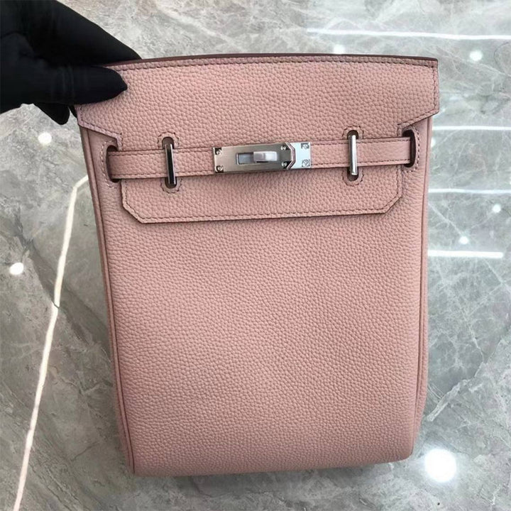 Unisex Umhänge-Rucksack aus genarbtem Narbenleder mit silbernem Drehverschluss