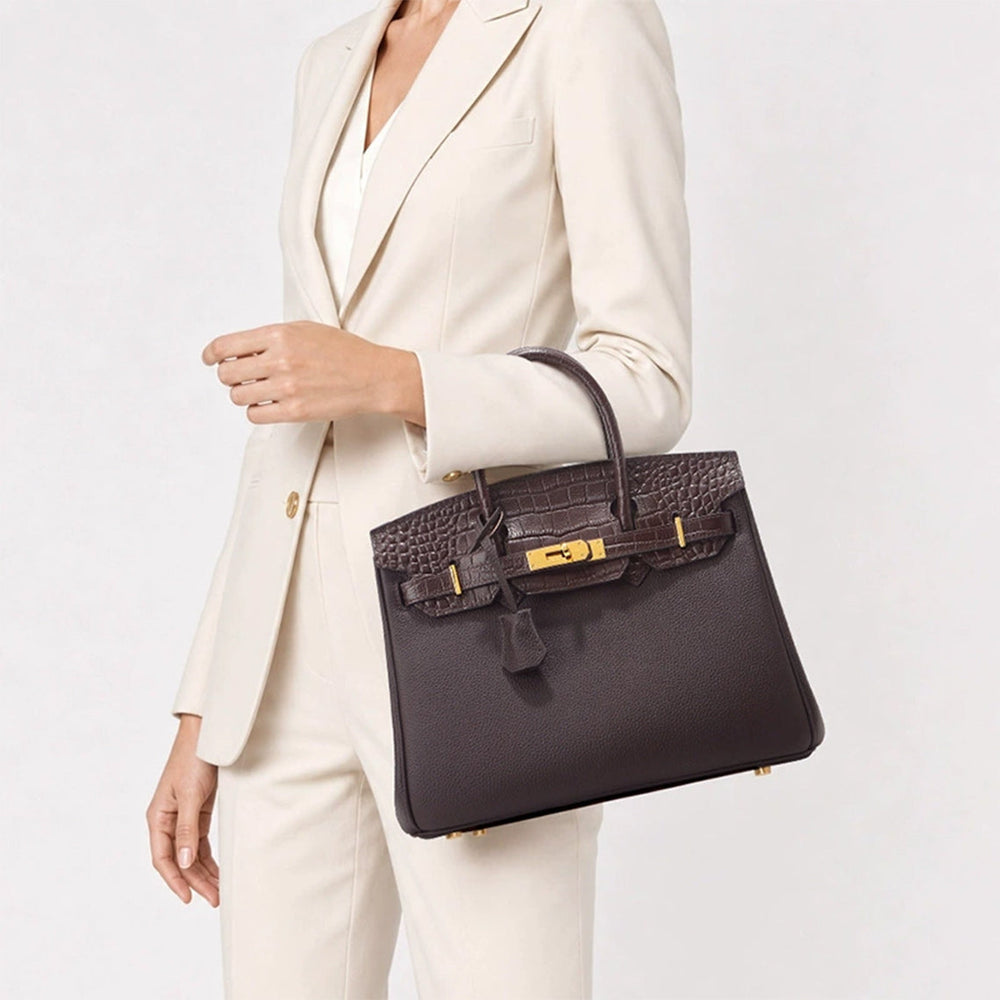 New Birk-Handtasche aus Narbenleder mit Kroko-Klappe und goldfarbenem Drehverschluss