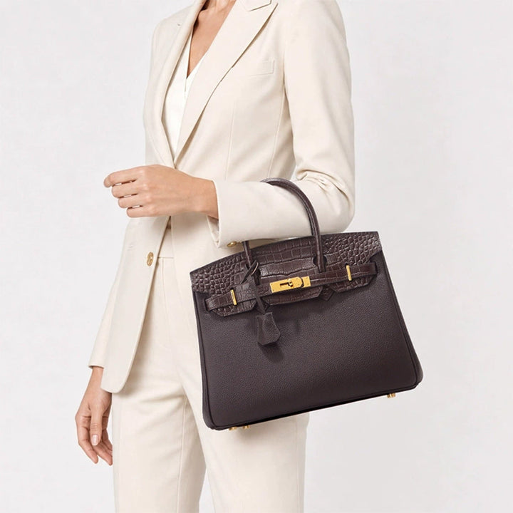 New Birk-Handtasche aus Narbenleder mit Kroko-Klappe und goldfarbenem Drehverschluss