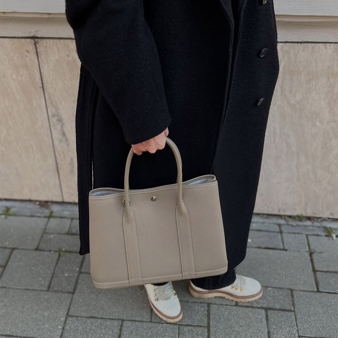 Garden-Handtasche aus Narbenleder mit gerollten Henkeln und Druckknopf