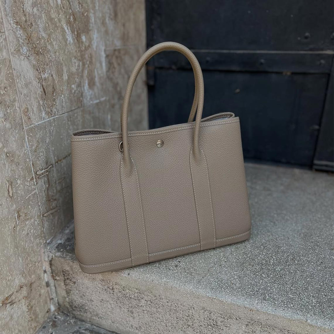 Garden-Handtasche aus Narbenleder mit gerollten Henkeln und Druckknopf