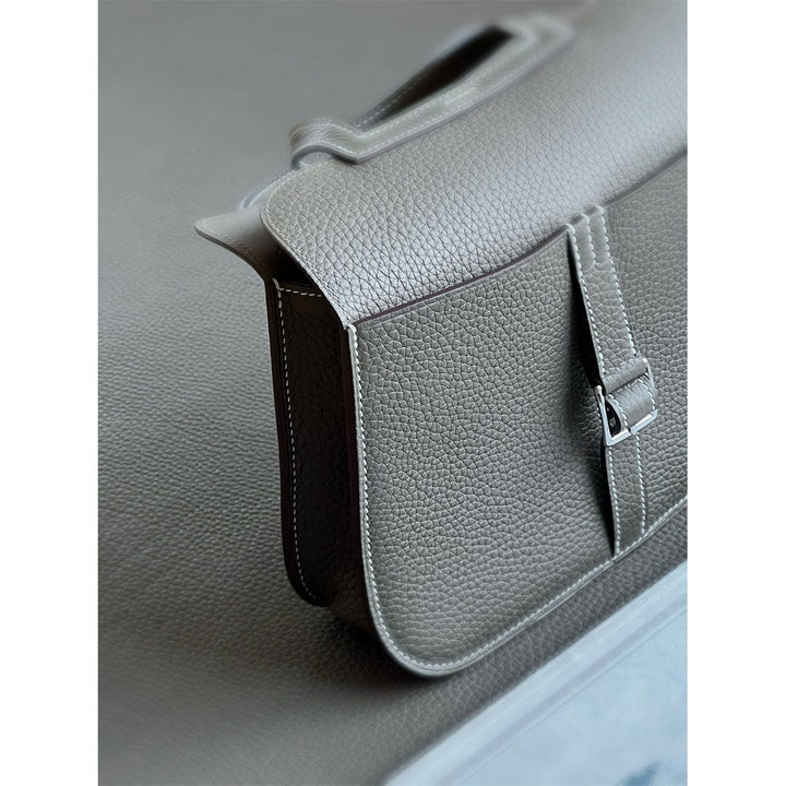 Handgefertigte Horseshoe-Tasche aus Vollnarbenleder für Damen