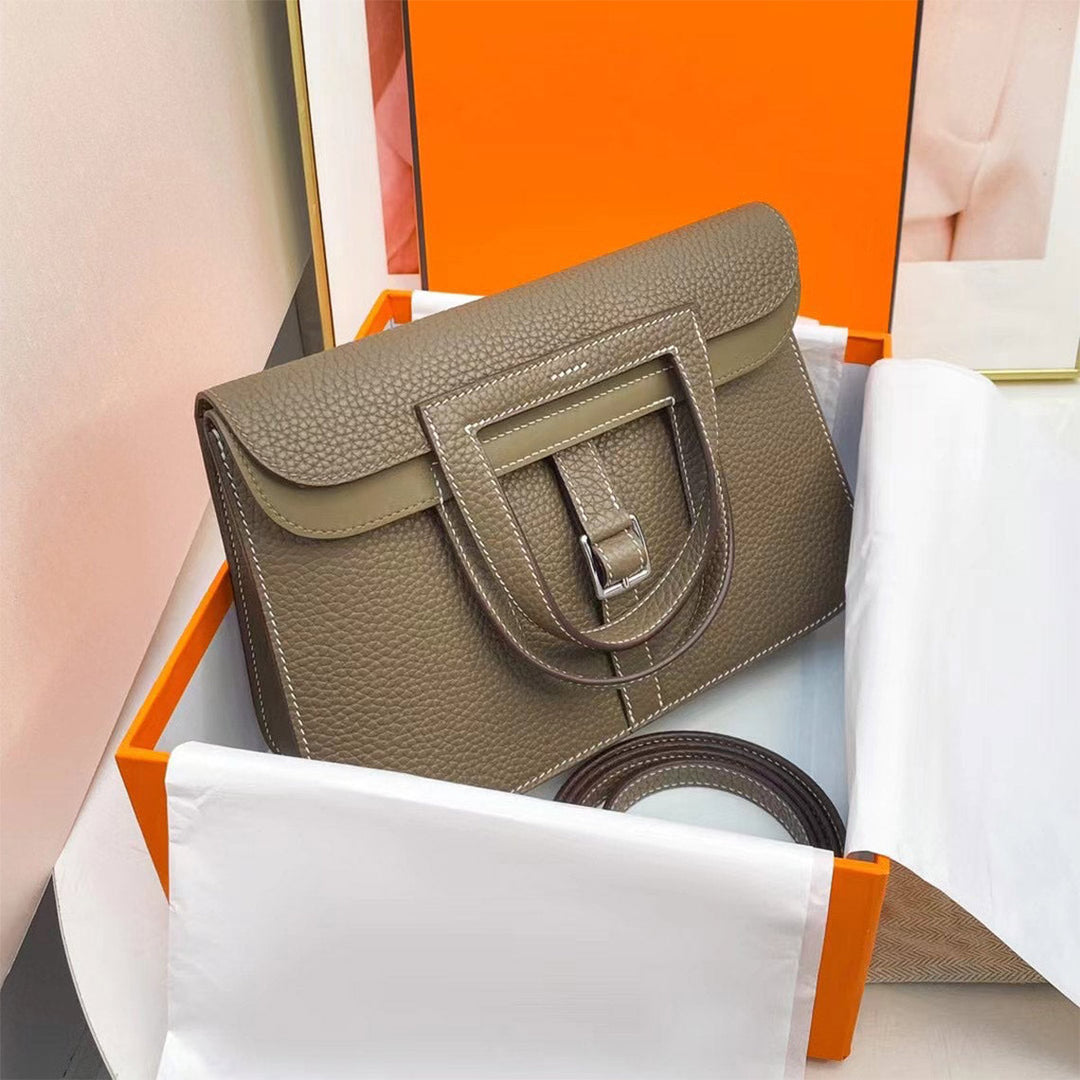 Handgefertigte Horseshoe-Tasche aus Vollnarbenleder für Damen