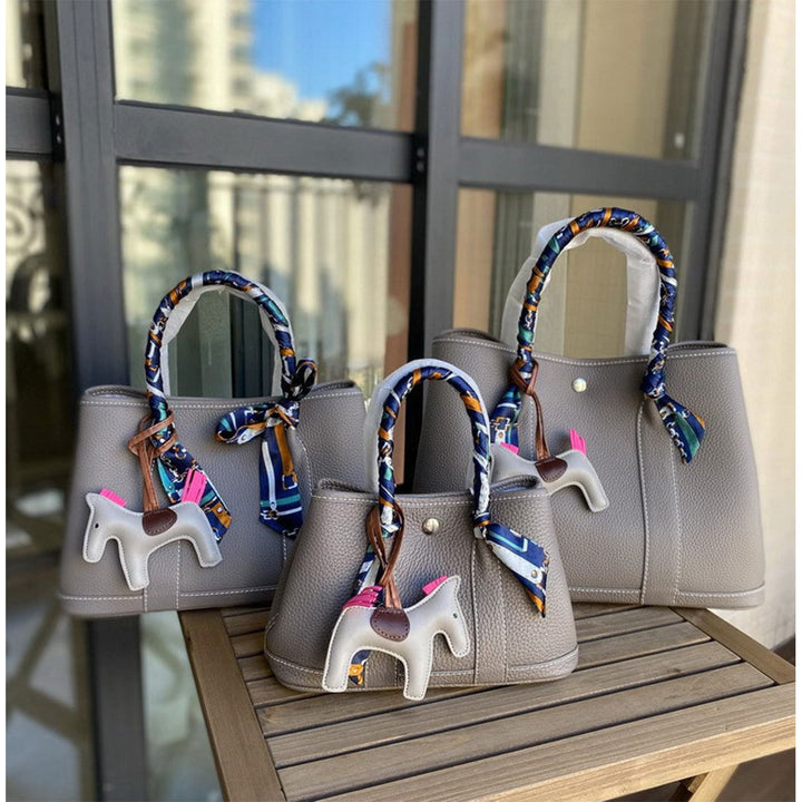 Garden-Handtasche aus Narbenleder mit gerollten Henkeln und Druckknopf