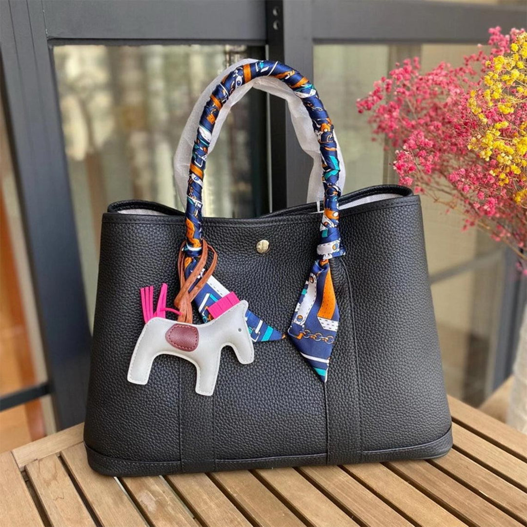 Garden-Handtasche aus Narbenleder mit gerollten Henkeln und Druckknopf