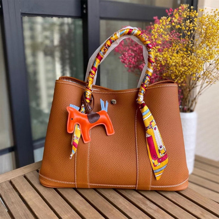 Garden-Handtasche aus Narbenleder mit gerollten Henkeln und Druckknopf