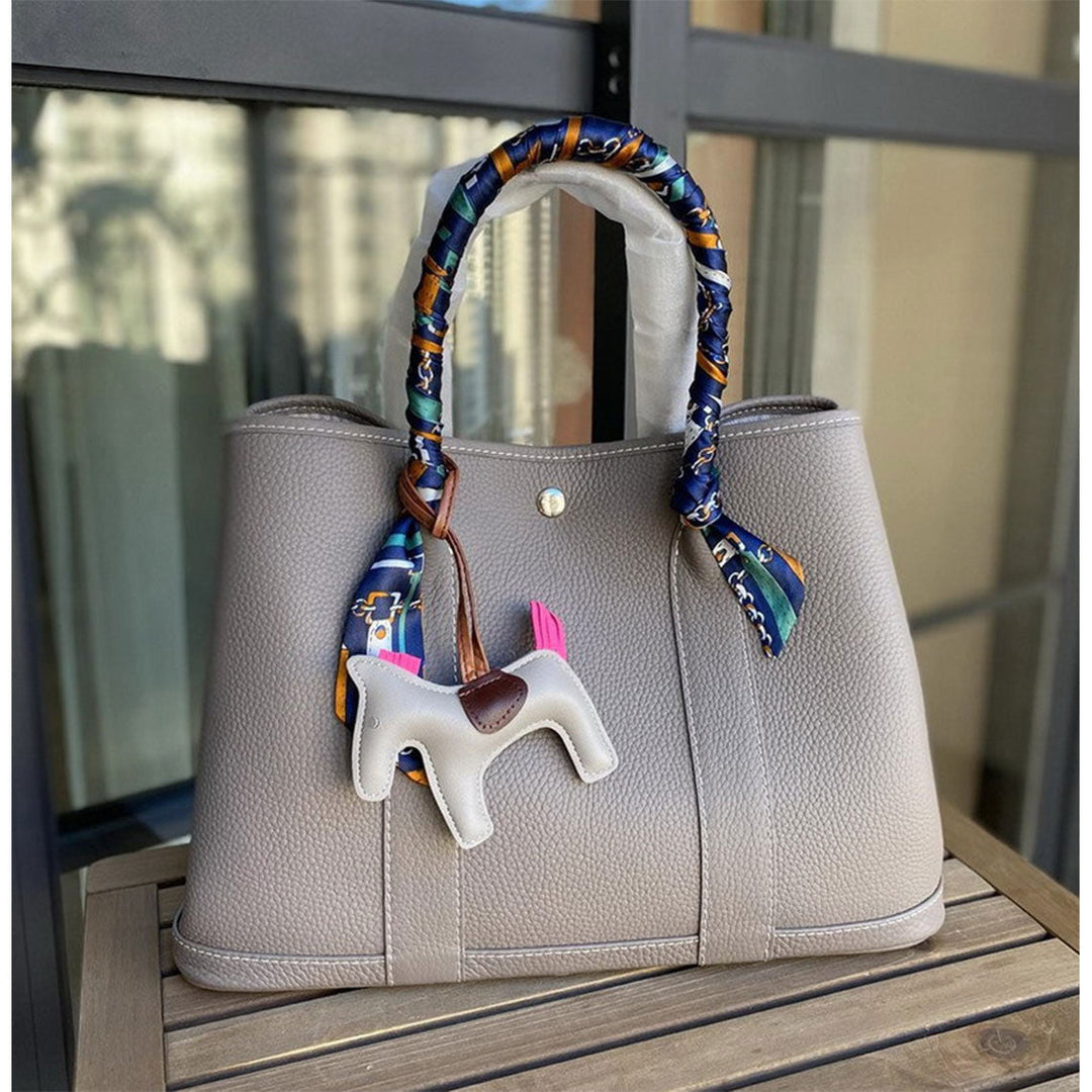 Garden-Handtasche aus Narbenleder mit gerollten Henkeln und Druckknopf