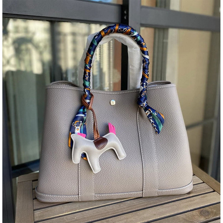 Garden-Handtasche aus Narbenleder mit gerollten Henkeln und Druckknopf