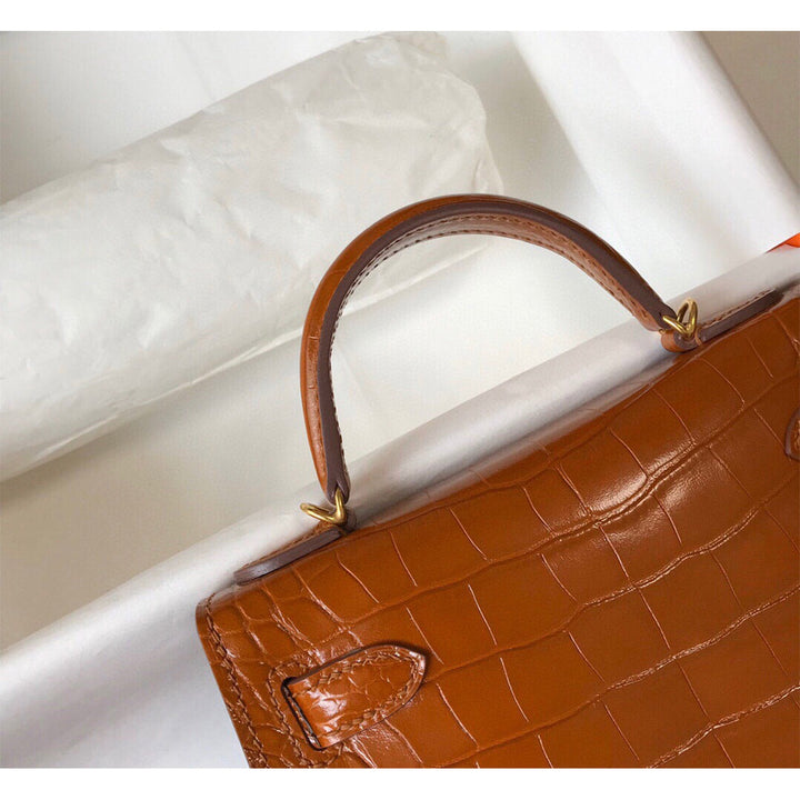Mini Kylie-Handtasche aus Leder mit Kroko-Prägung und goldfarbenen Beschlägen