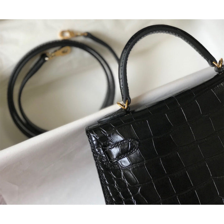 Mini Kylie-Handtasche aus Leder mit Kroko-Prägung und goldfarbenen Beschlägen