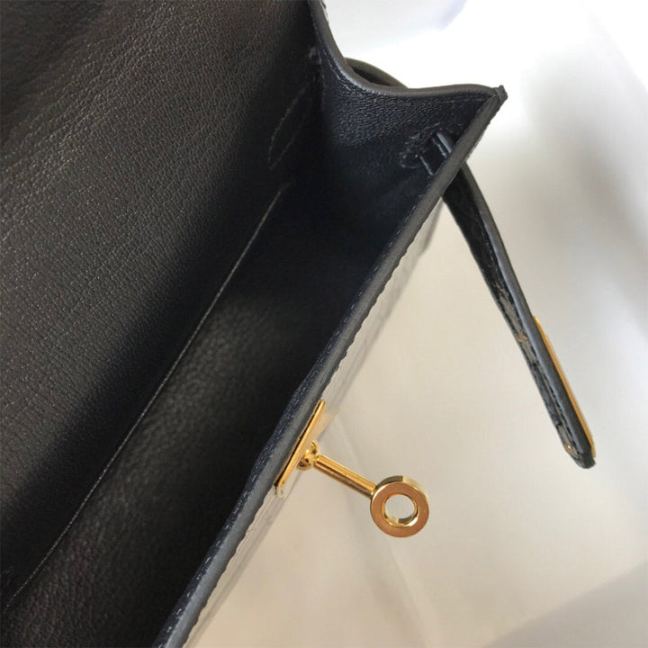 Mini Kylie-Handtasche aus Leder mit Kroko-Prägung und goldfarbenen Beschlägen