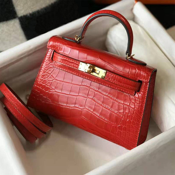 Mini Kylie-Handtasche aus Leder mit Kroko-Prägung und goldfarbenen Beschlägen