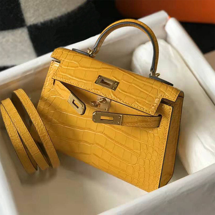 Mini Kylie-Handtasche aus Leder mit Kroko-Prägung und goldfarbenen Beschlägen