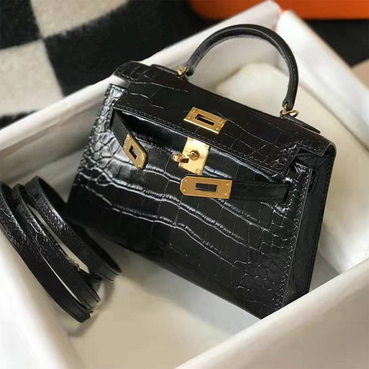 Mini Kylie-Handtasche aus Leder mit Kroko-Prägung und goldfarbenen Beschlägen