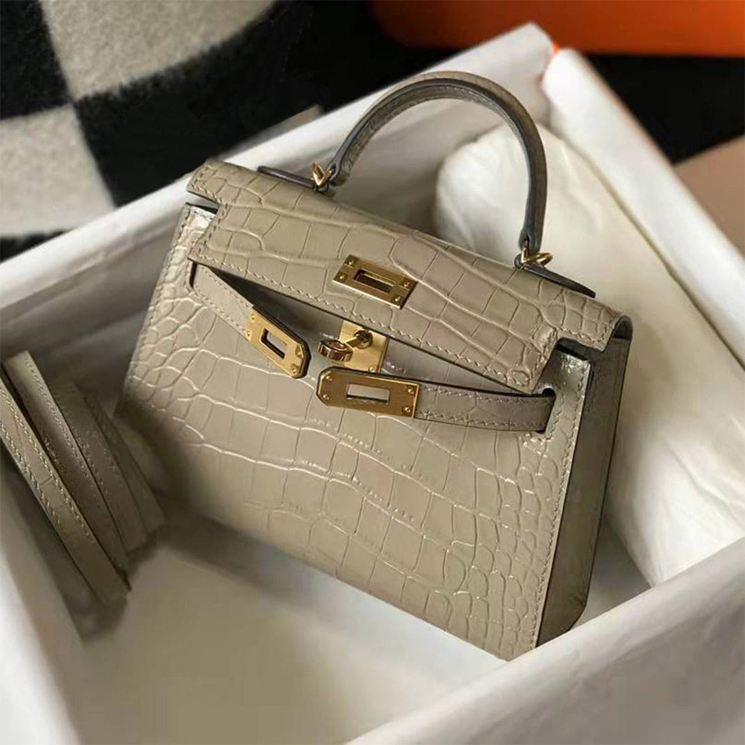 Mini Kylie-Handtasche aus Leder mit Kroko-Prägung und goldfarbenen Beschlägen