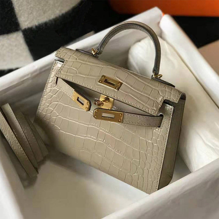 Mini Kylie-Handtasche aus Leder mit Kroko-Prägung und goldfarbenen Beschlägen