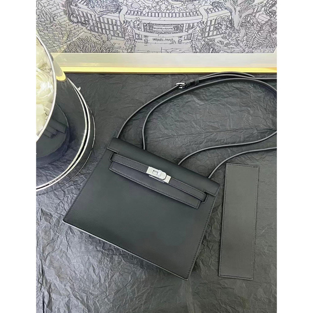 Danse-Tasche aus glattem Narbenleder mit abnehmbarem, verstellbarem Riemen