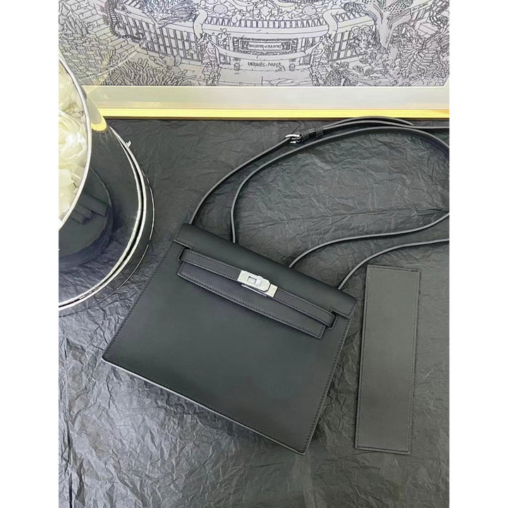 Danse-Tasche aus glattem Narbenleder mit abnehmbarem, verstellbarem Riemen