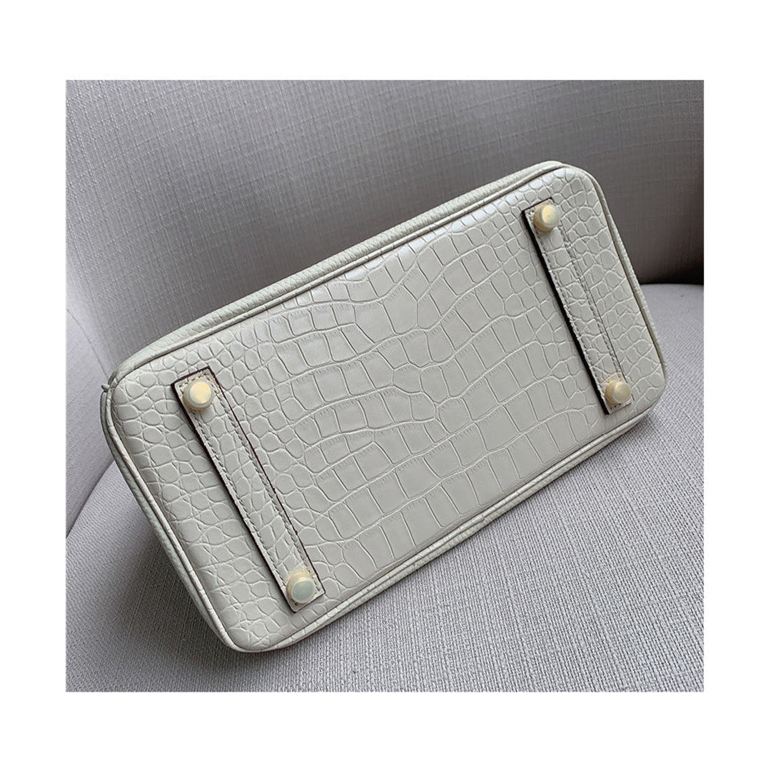 Handtasche aus Narbenleder mit Klappe in Kroko-Prägung und goldfarbenem Drehverschluss