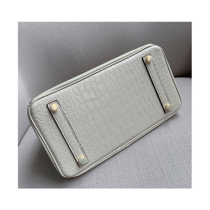 Handtasche aus Narbenleder mit Klappe in Kroko-Prägung und goldfarbenem Drehverschluss
