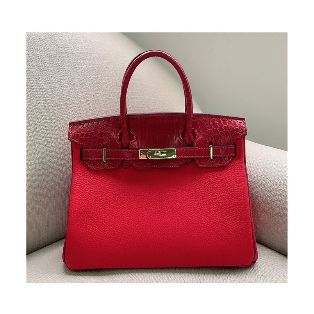 Handtasche aus Narbenleder mit Klappe in Kroko-Prägung und goldfarbenem Drehverschluss