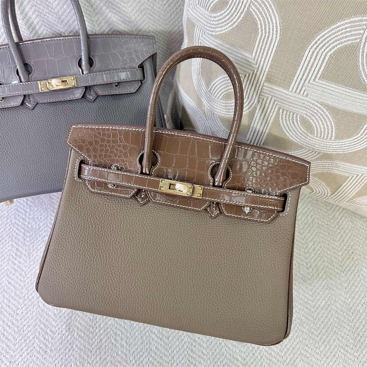 Handtasche aus Narbenleder mit Klappe in Kroko-Prägung und goldfarbenem Drehverschluss