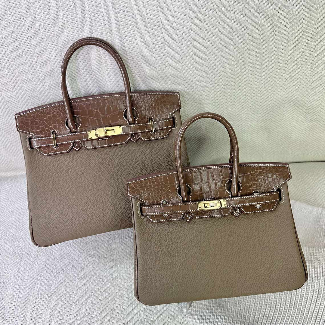 Handtasche aus Narbenleder mit Klappe in Kroko-Prägung und goldfarbenem Drehverschluss