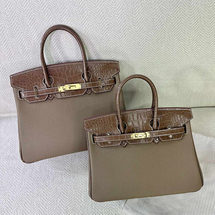 Handtasche aus Narbenleder mit Klappe in Kroko-Prägung und goldfarbenem Drehverschluss